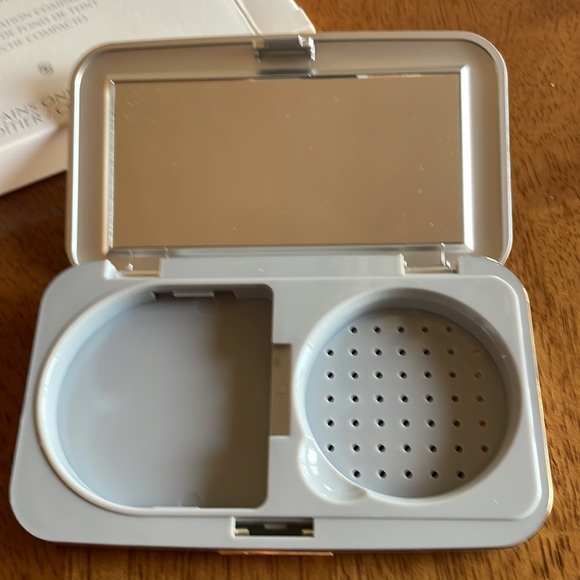 Mary Kay Signature Compact for power and crème to powder foundation NEW - Picture 2 of 2